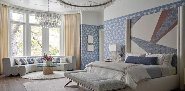 blue floral wallpaper, Wellness design, Natasha Baradaram kips bay dallas showhouse, soothing blue and white bedroom design, grey bench seating, grey window seating, glass crystal chandelier, wellness blue and white floral wallpaper, Candice Olson