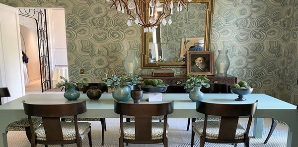 green dining room, green grasscloth, malachite wallpaper, Atlanta Southeastern showhouse 2021, phoebe howard