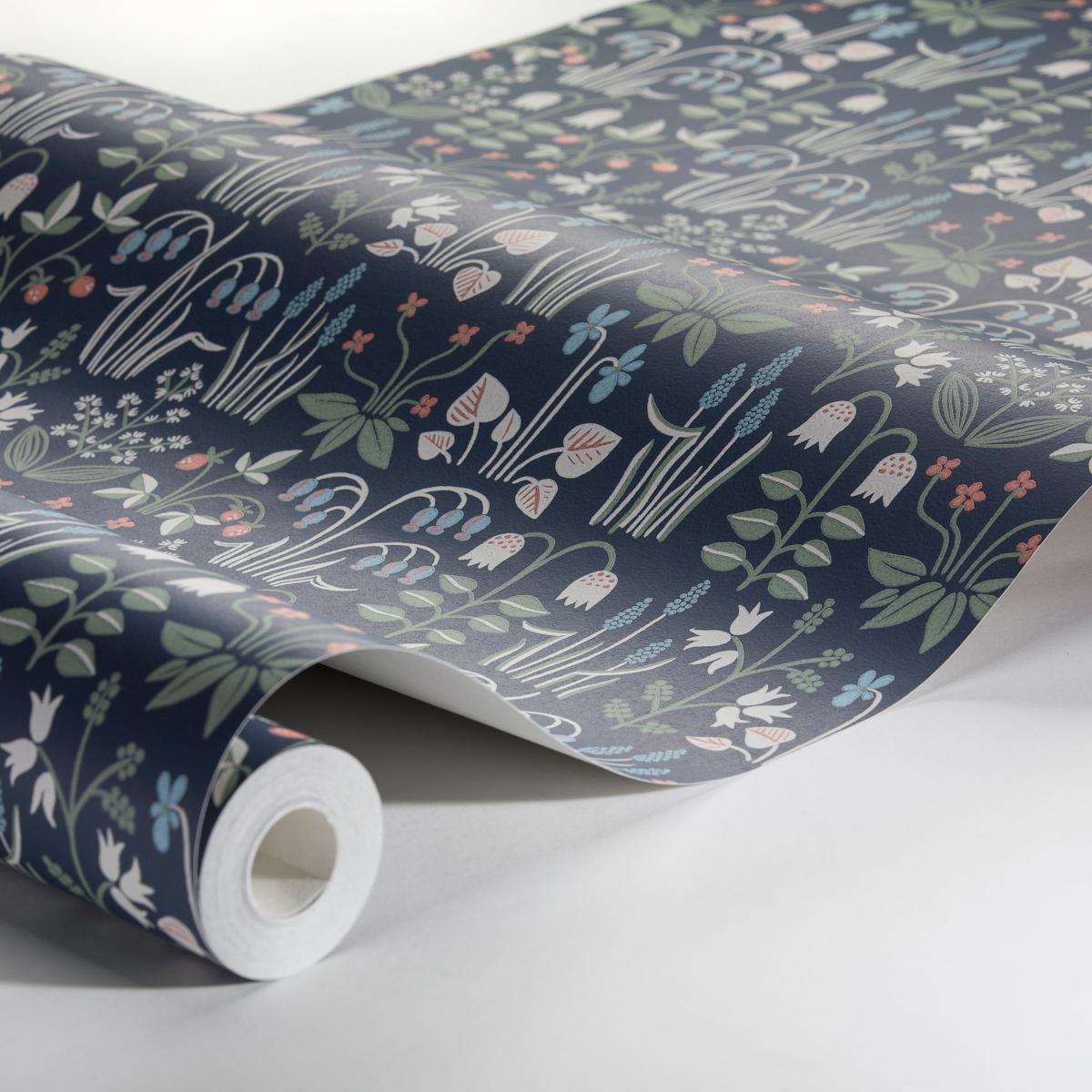 Borastapeter Strawberry Field Navy Wallpaper