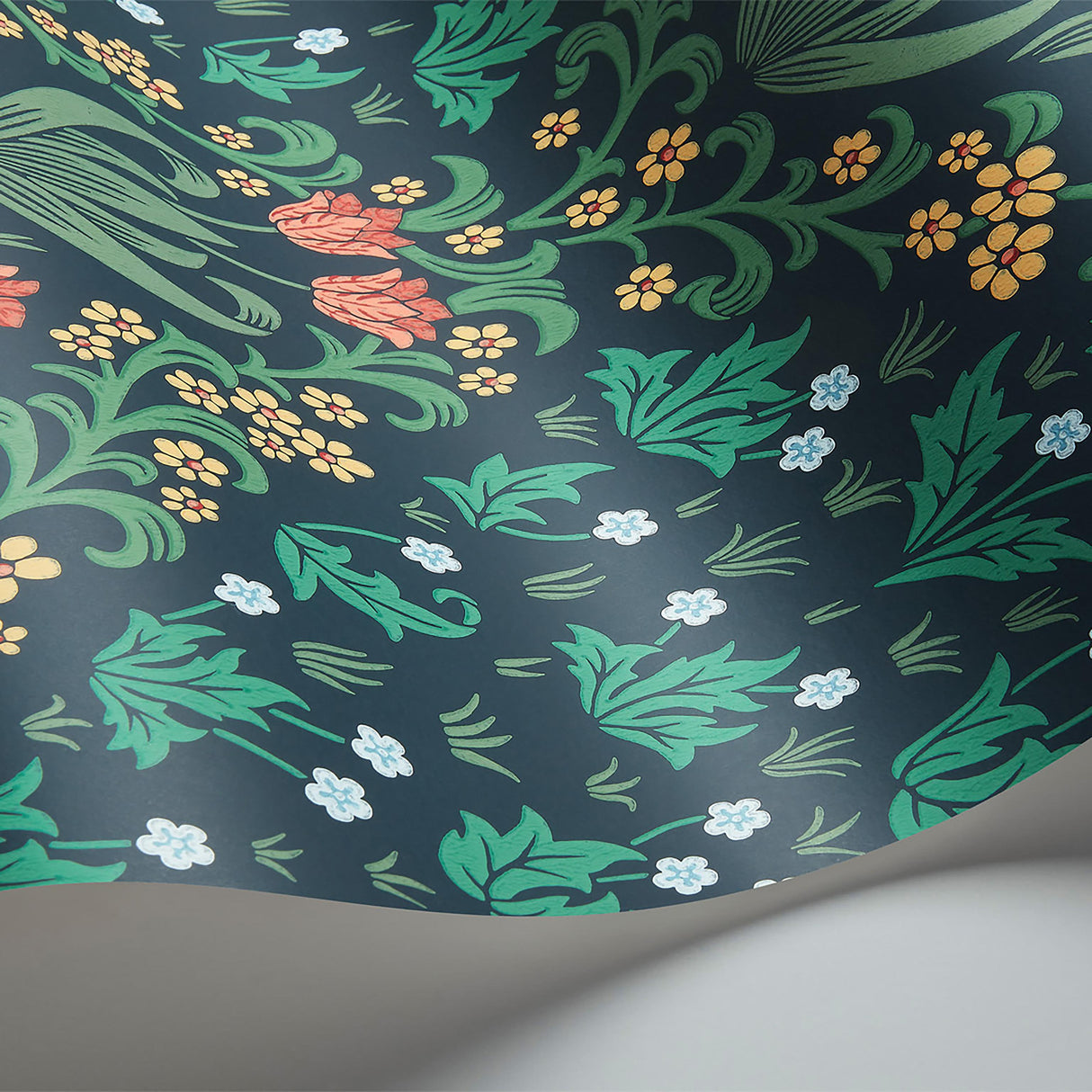 Cole & Son TUDOR GARDEN RO&FGRN/CHAR Wallpaper