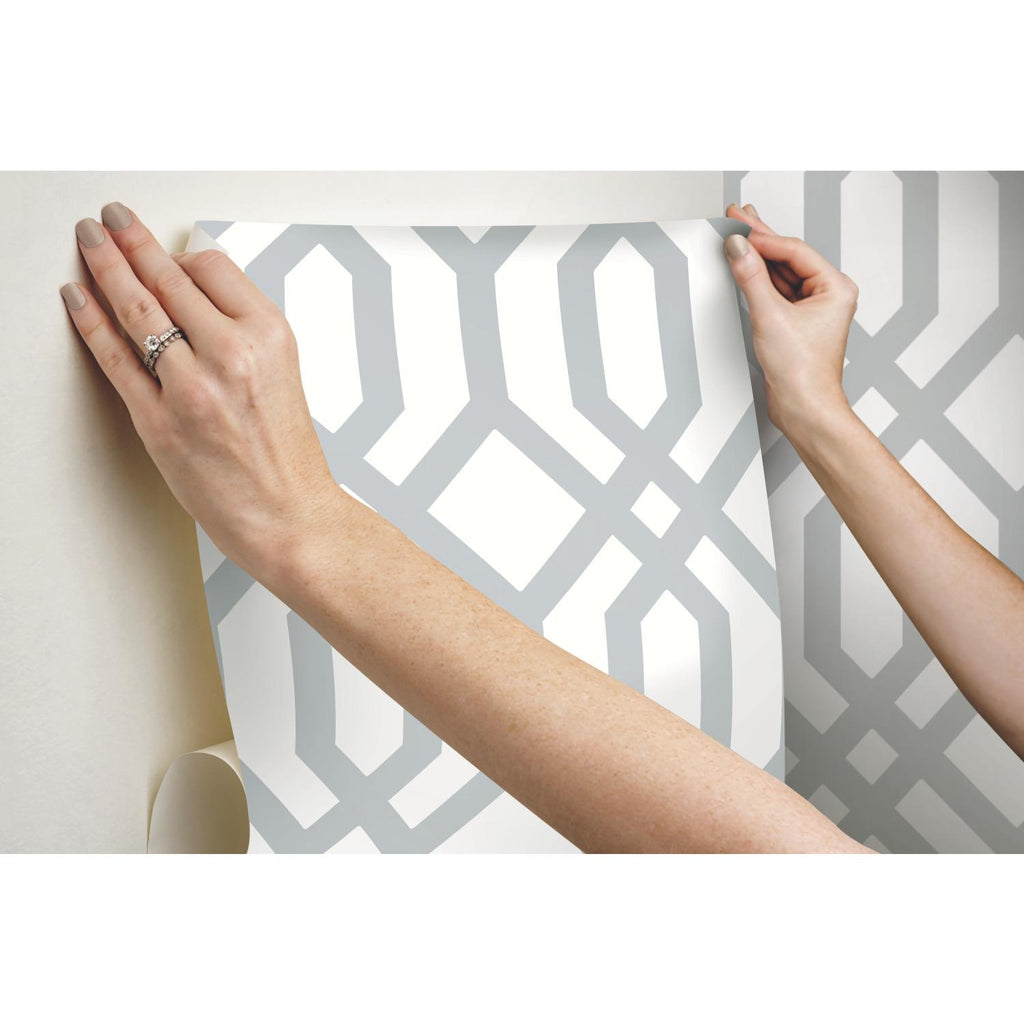 RoomMates Gazebo Lattice Peel & Stick grey/white Wallpaper