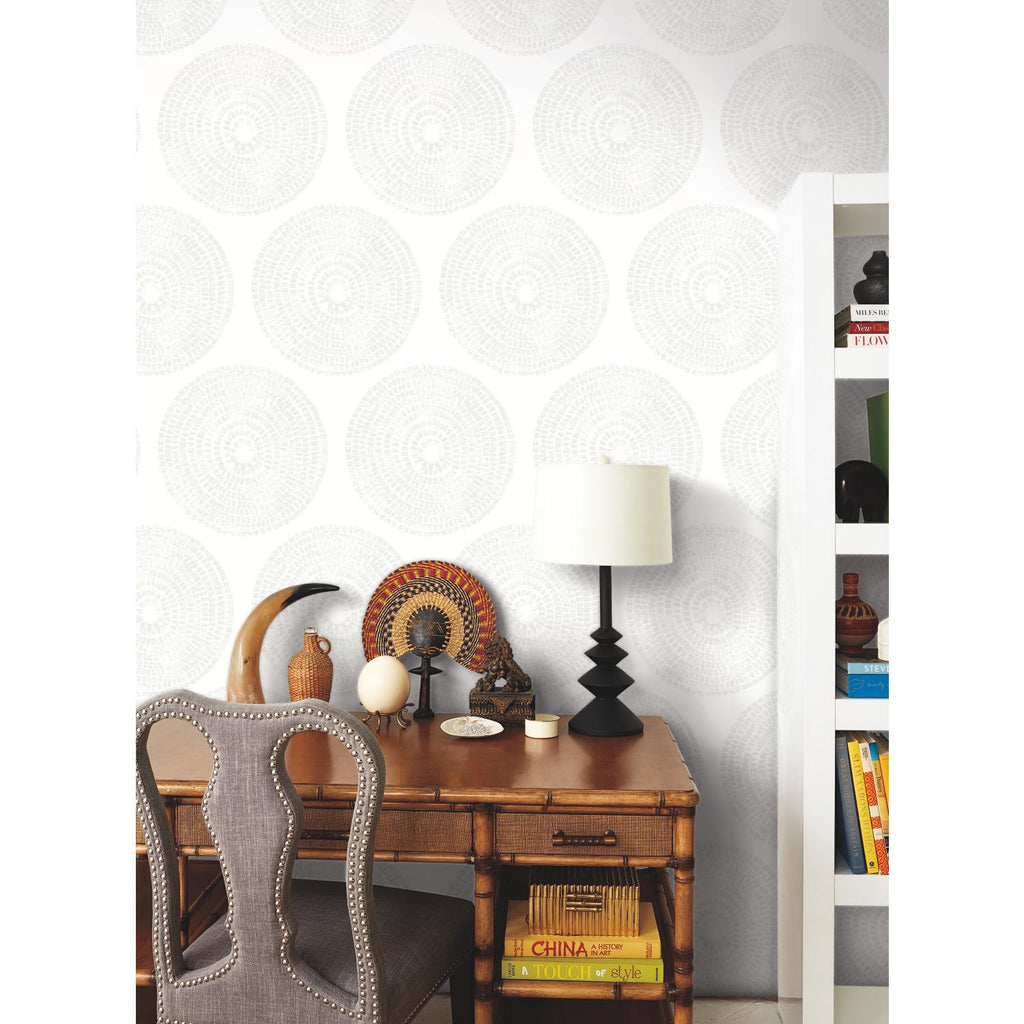 RoomMates Medali Peel & Stick grey/white Wallpaper