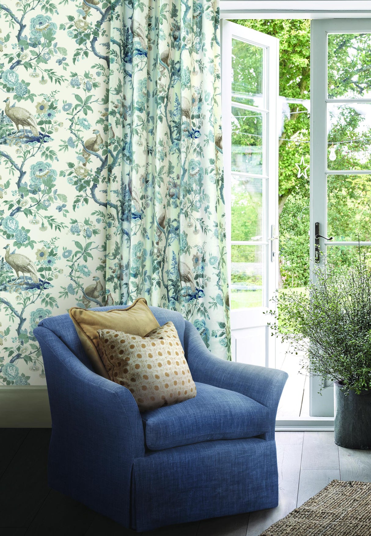 G P & J Baker BROUGHTON ROSE BLUE Wallpaper