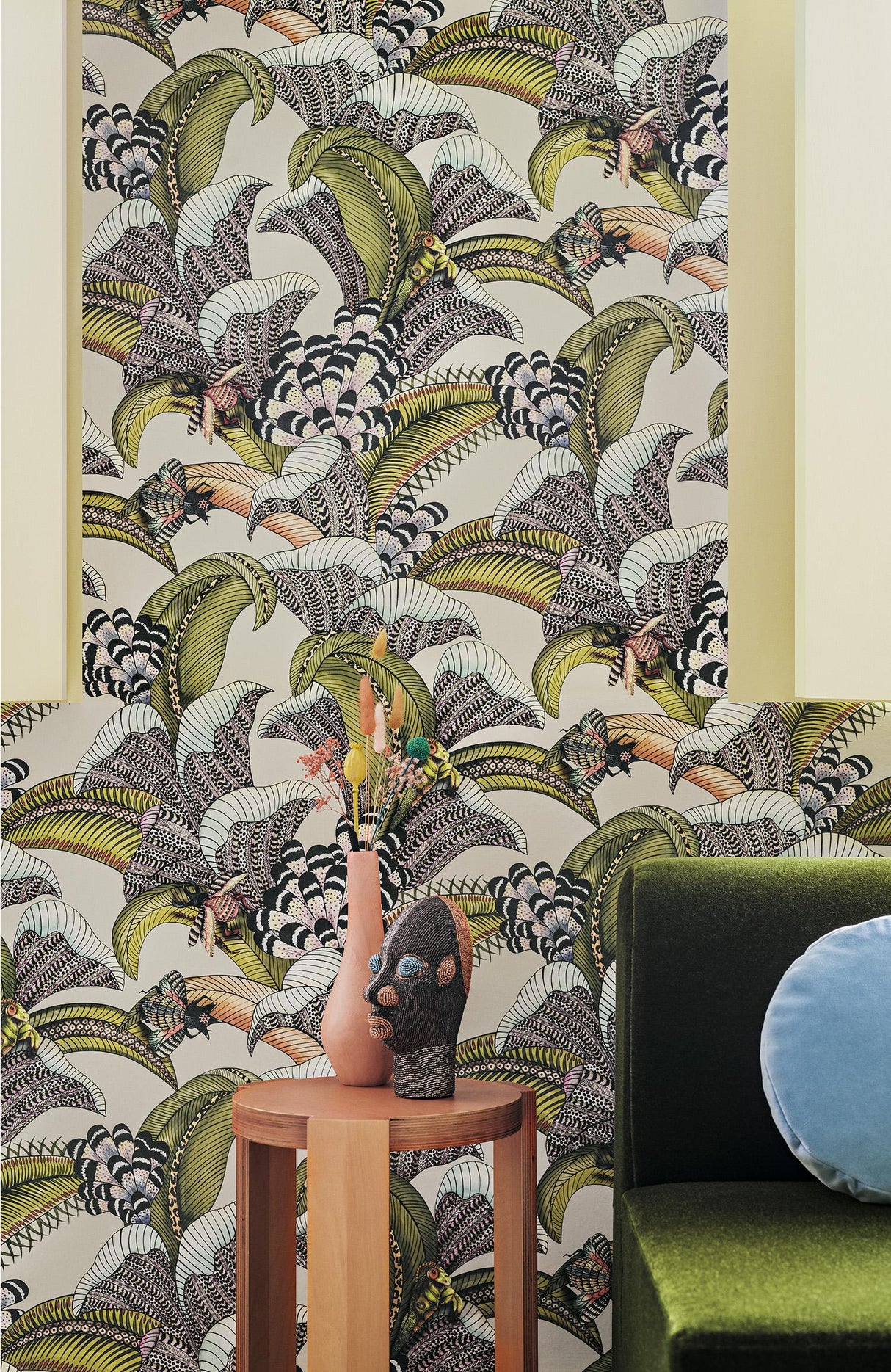 Cole & Son HOOPOE LEAVES OLIVE/CHART/FUCHSIA ON CREAM Wallpaper