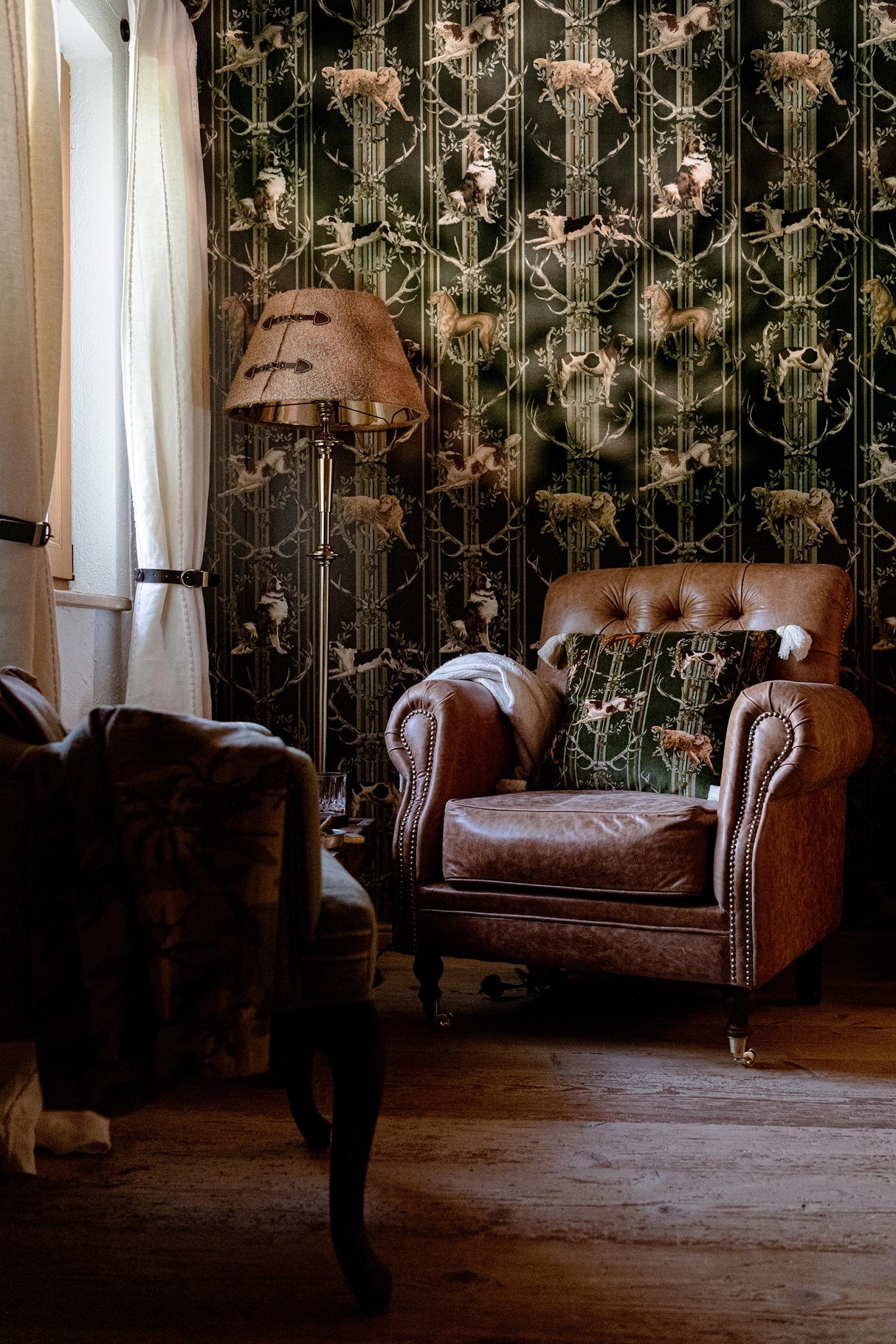 MindTheGap MOUNTAIN DOGS Peat Black TYROL Wallpaper