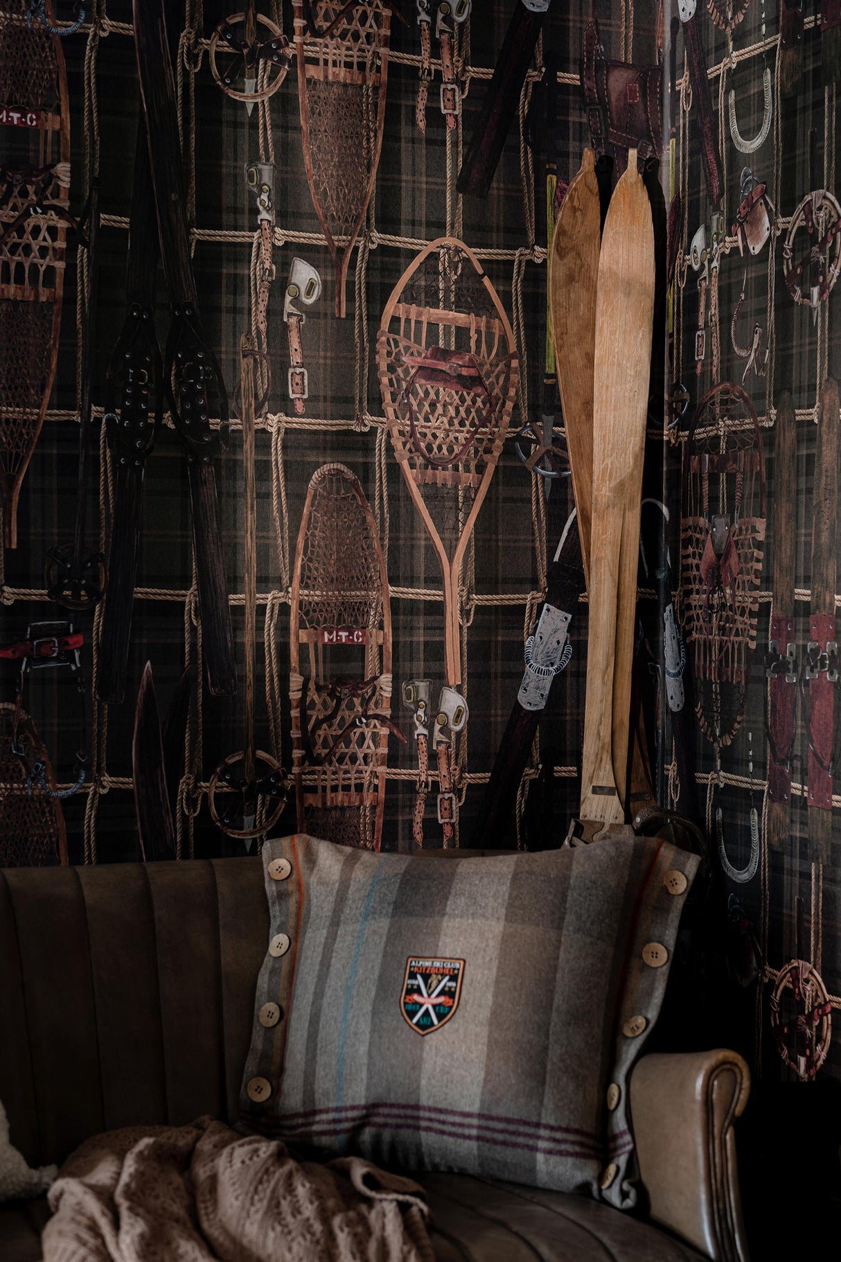 MindTheGap VINTAGE SKIING TYROL Wallpaper