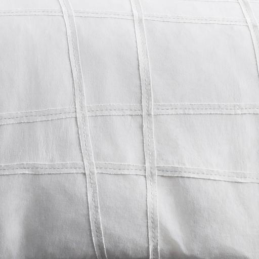 Surya Haru HRU-1001 White 26"H x 26"W Bed