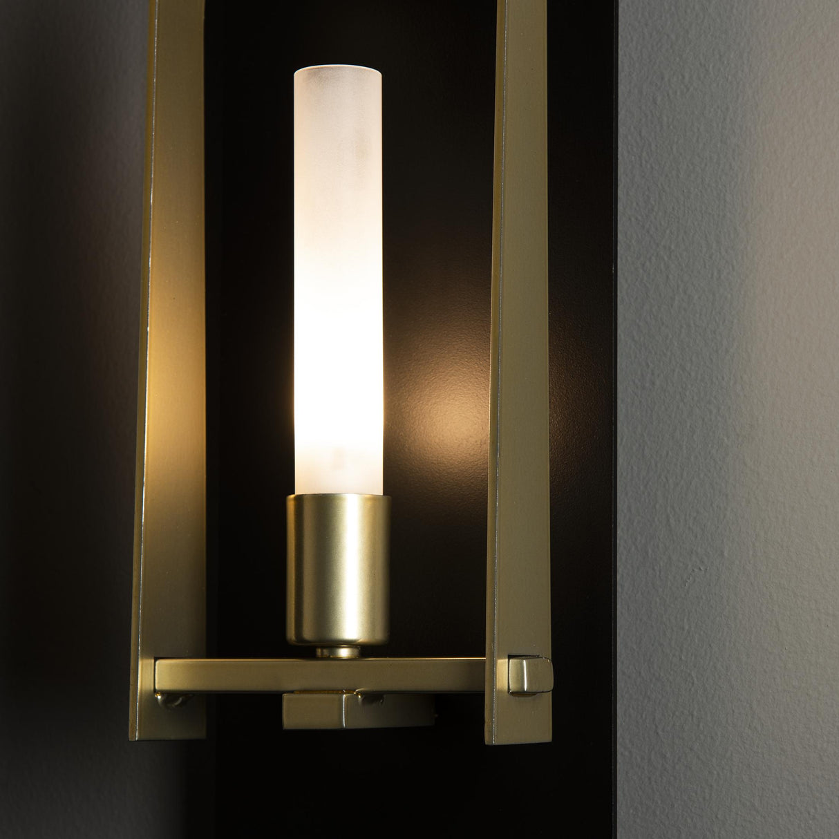 Hubbardton Forge 2023 Black Modern Brass Frosted Glass (FD) Triomphe 1-Light Sconce