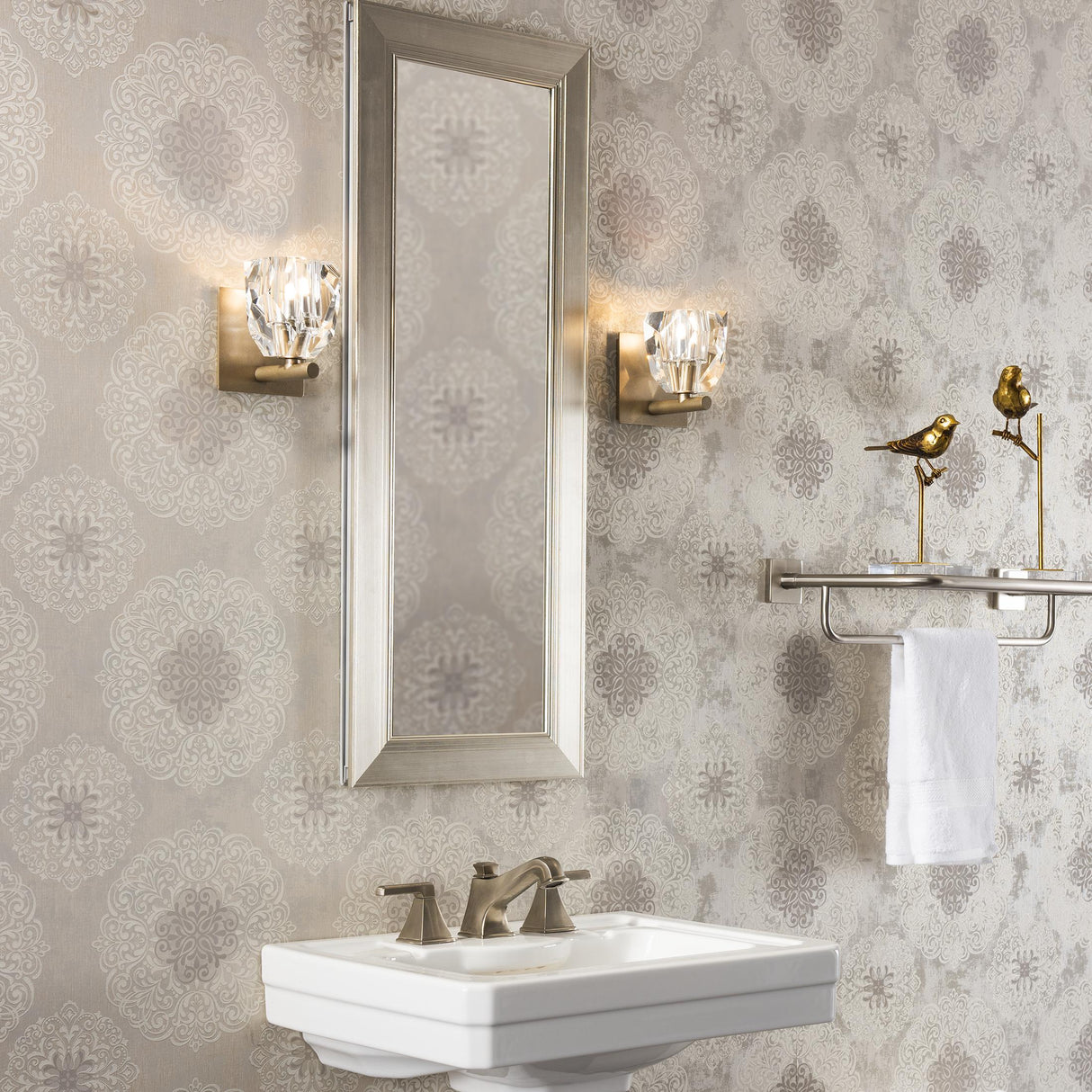 Hubbardton Forge 2022 Modern Brass Crystal Gatsby 1-Light Bath Sconce