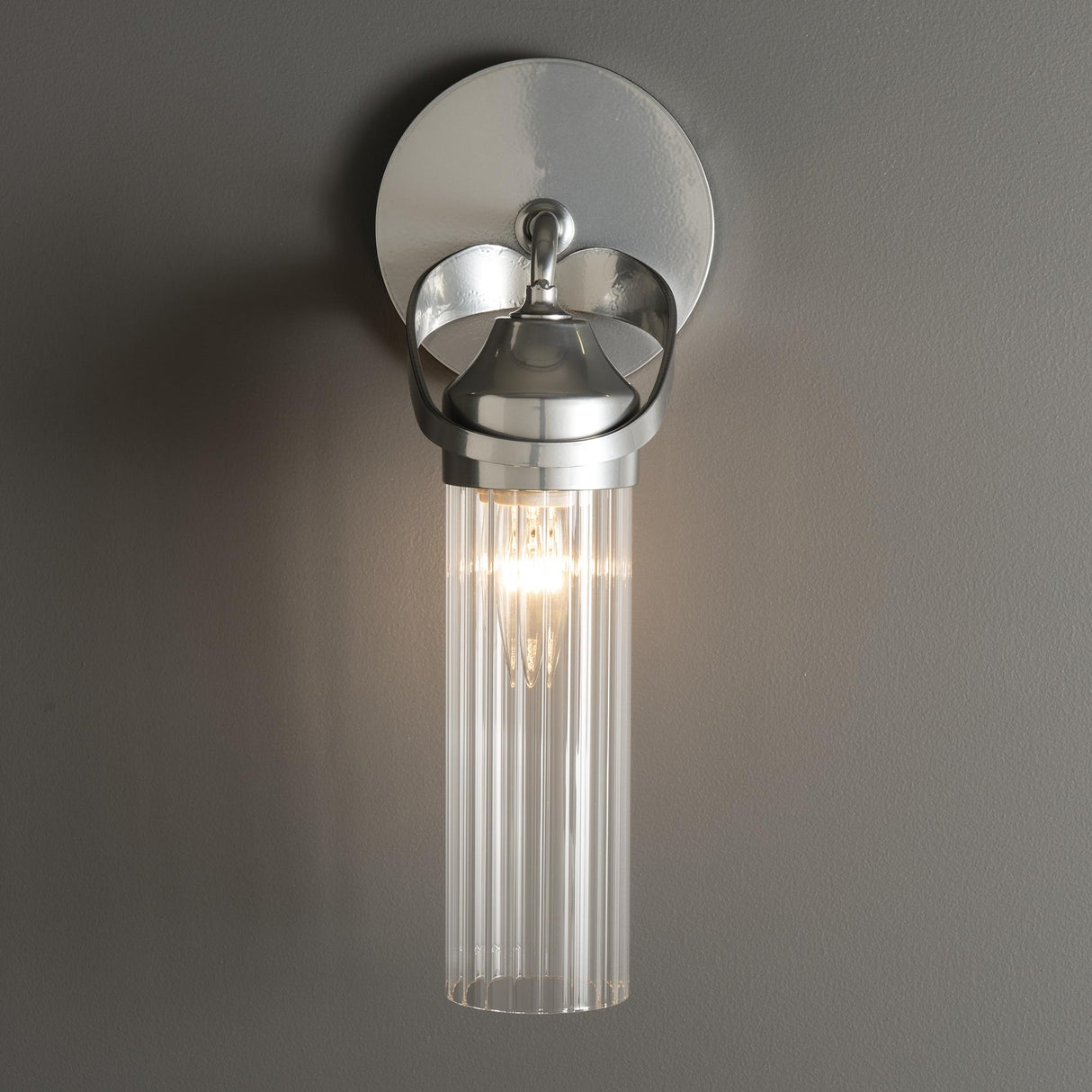 Hubbardton Forge 2022 Sterling Clear Glass (ZM) Bow 1-Light Bath Sconce