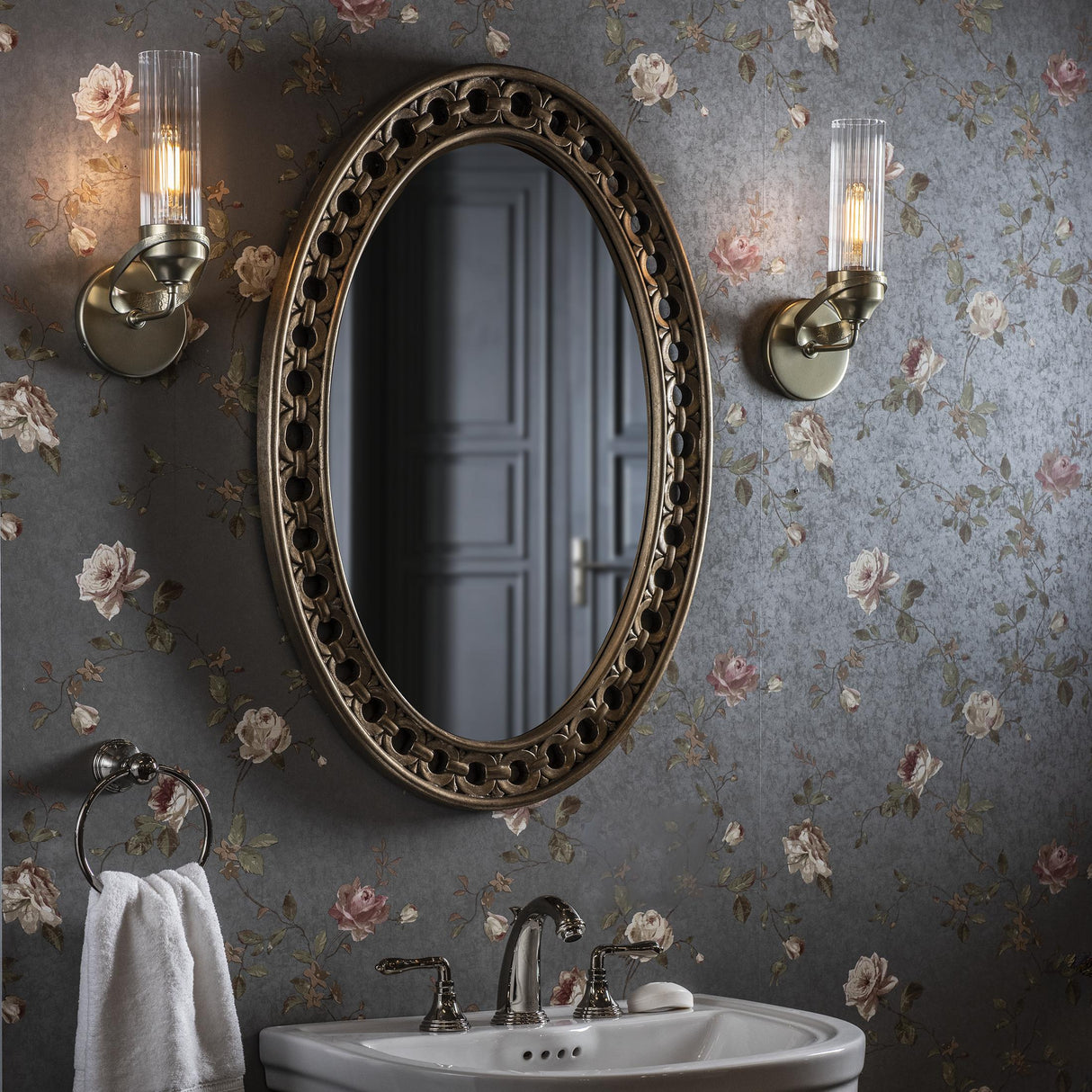 Hubbardton Forge 2022 Modern Brass Clear Glass (ZM) Bow 1-Light Bath Sconce