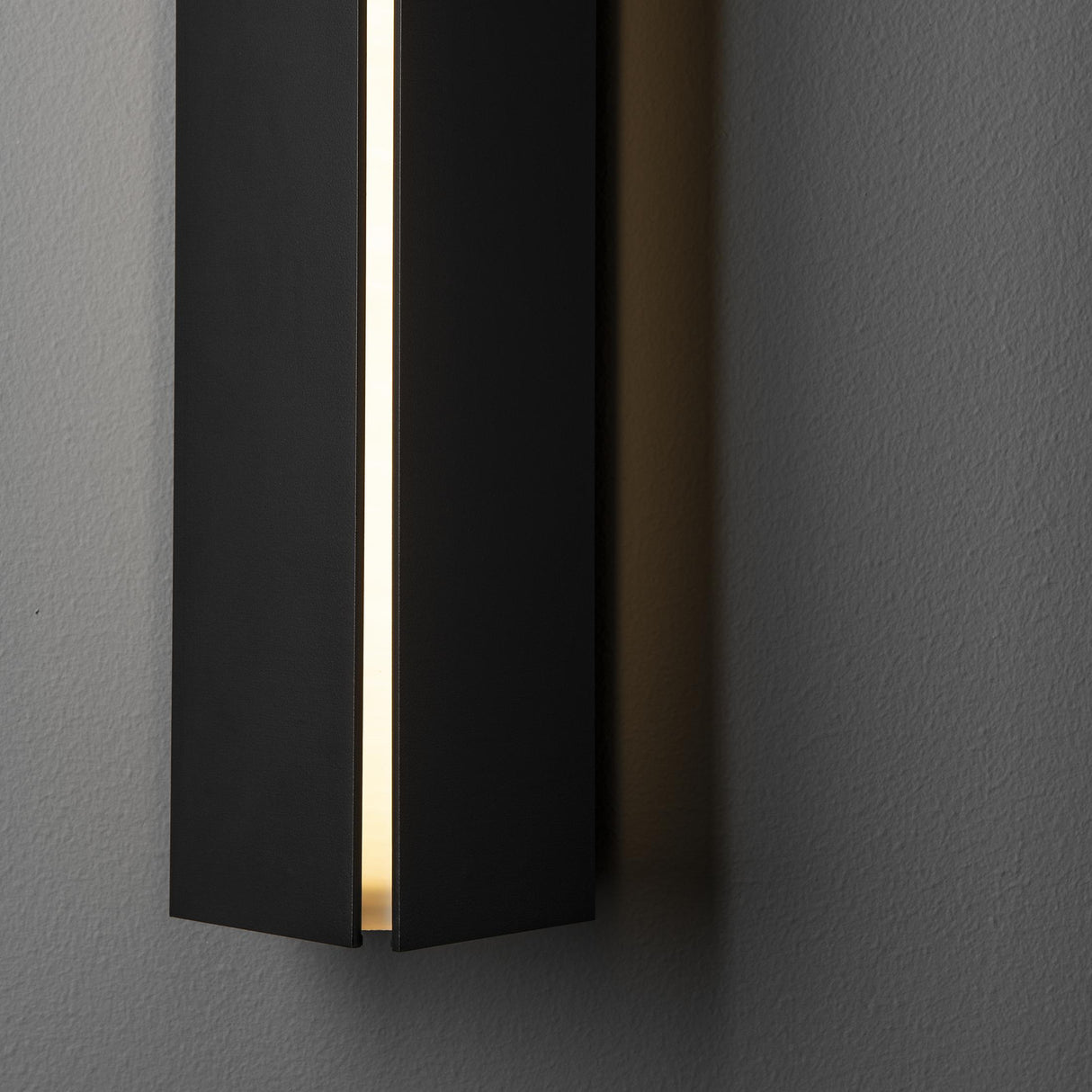 Hubbardton Forge 2023 Black Ivory Art Glass (CC) Gallery LED Sconce
