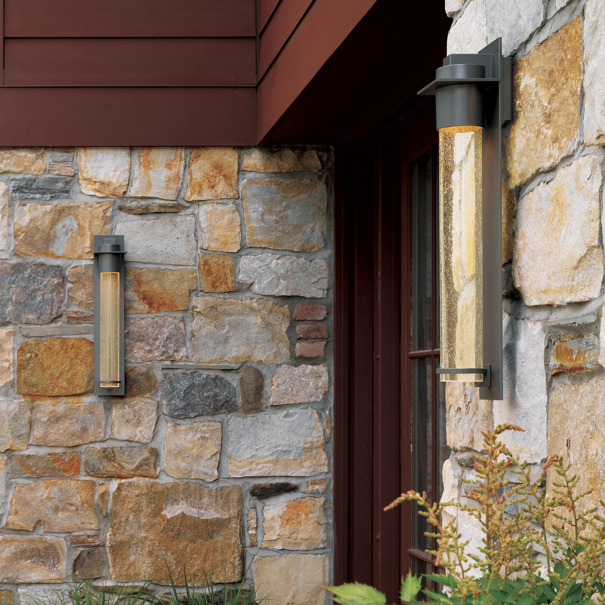 Hubbardton Forge 2009 Coastal Dark Smoke Seeded Clear Glass (II) Airis Medium Dark Sky Friendly Outdoor Sconce
