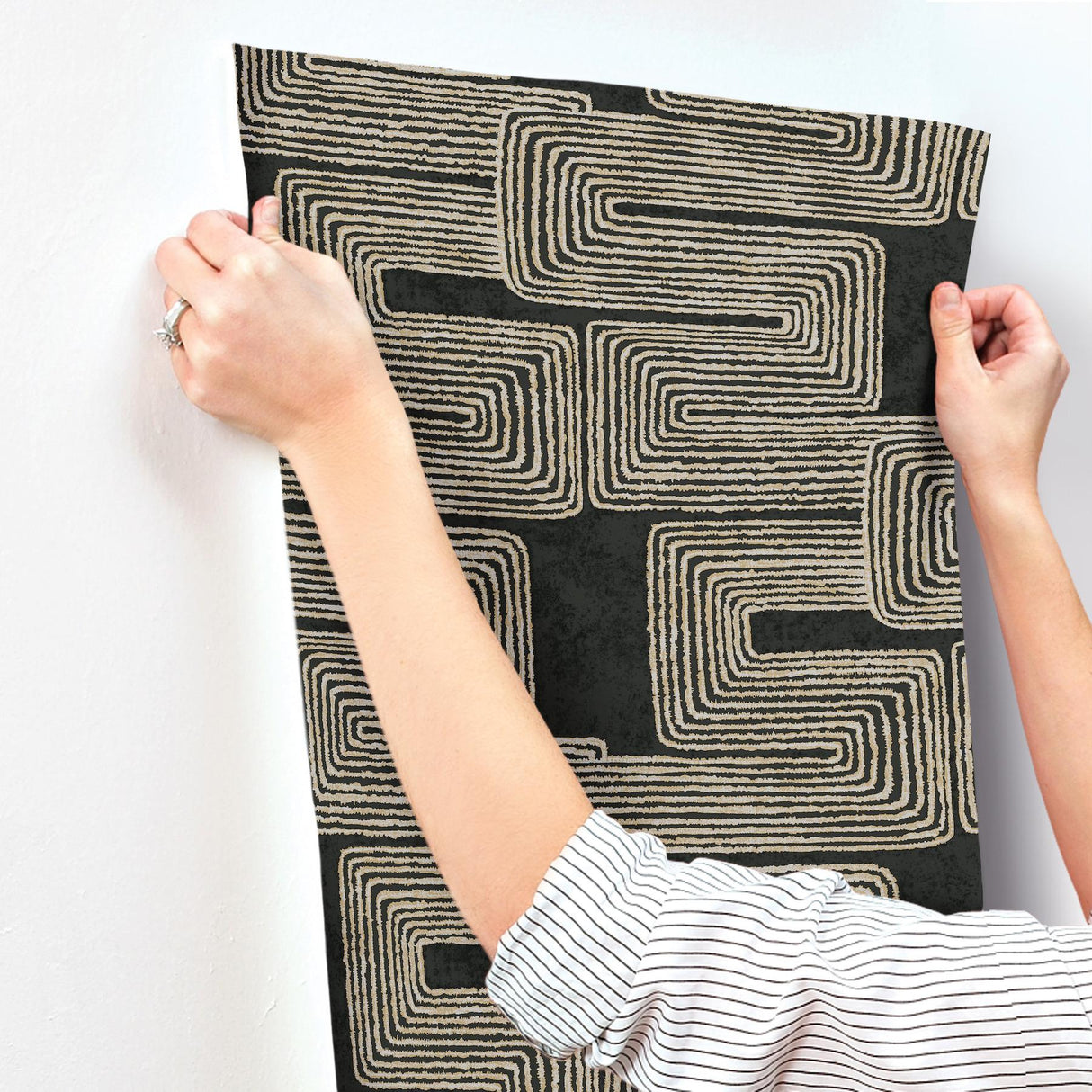 York Black & Gold Zulu Thread Black Wallpaper