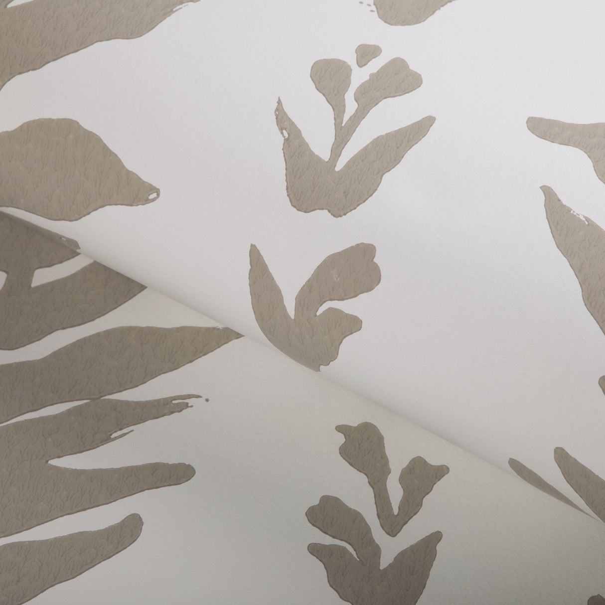 Kravet CLIMBING LEAVES WP FAWN Wallpaper