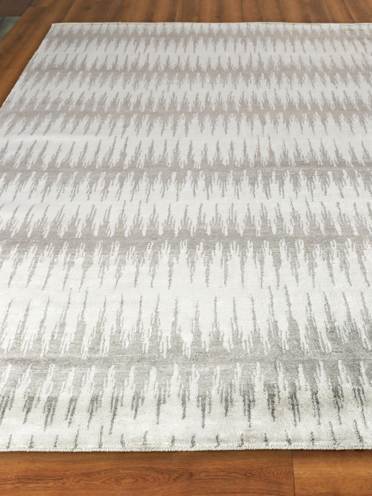 Exquisite Rugs Bamboo Silk Hand-knotted 3288 Gray/Silver 12' x 15' Area Rug