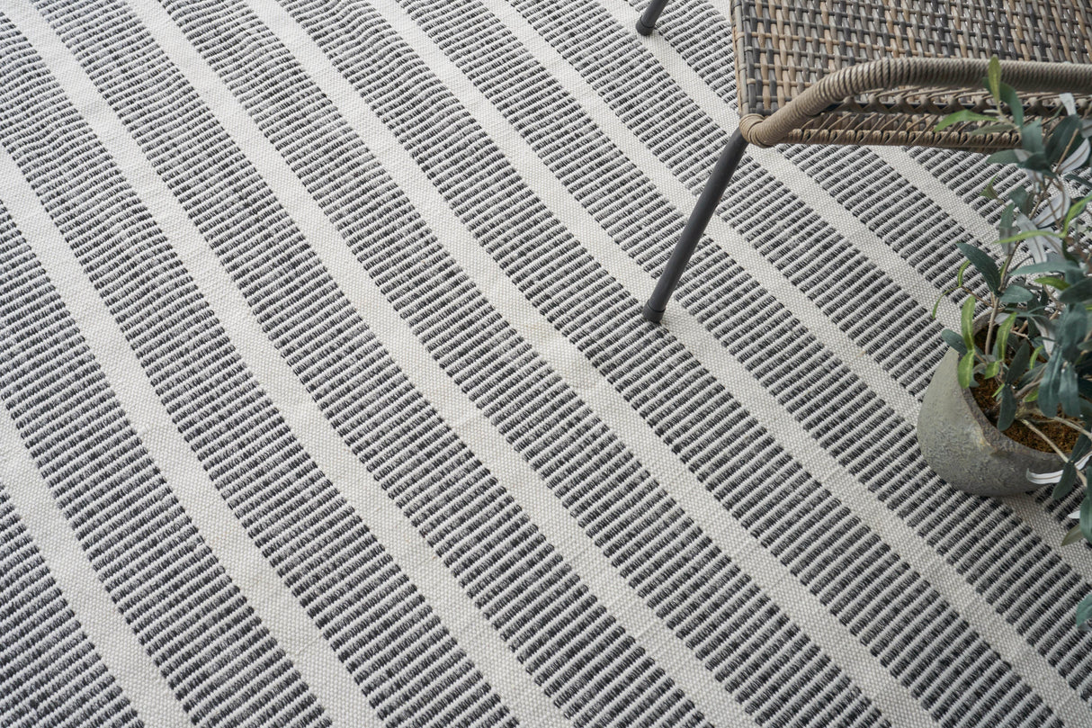Exquisite Rugs Boca Indoor/Outdoor Flatweave PET yarn 4889 Ivory/Black 5' x 8' Area Rug