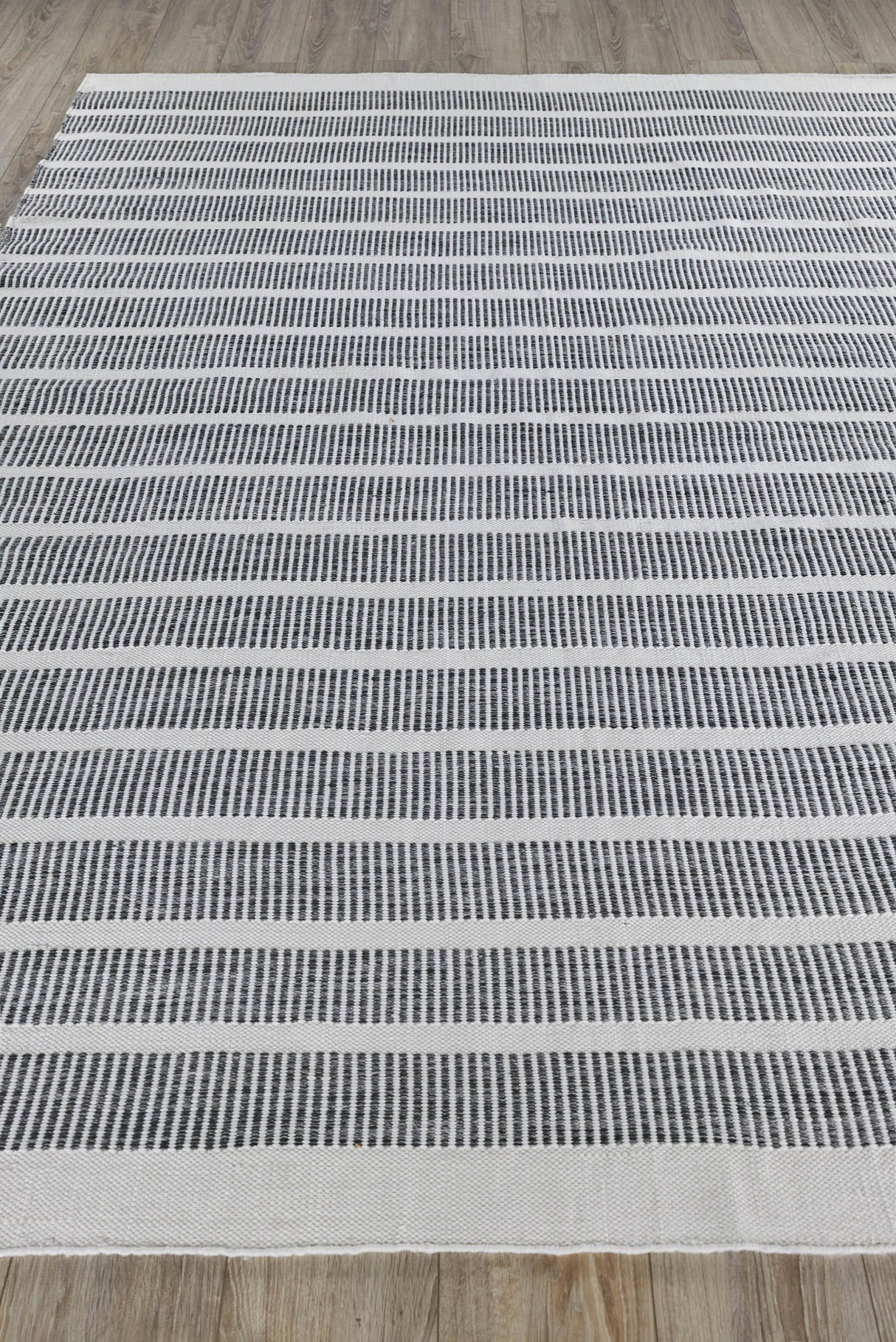 Exquisite Rugs Boca Indoor/Outdoor Flatweave PET yarn 4889 Ivory/Black 8' x 10' Area Rug