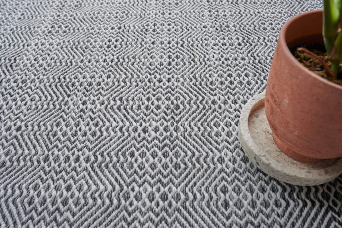 Exquisite Rugs Echo Indoor/Outdoor Flatweave PET yarn 4891 Ivory/Black 12' x 15' Area Rug