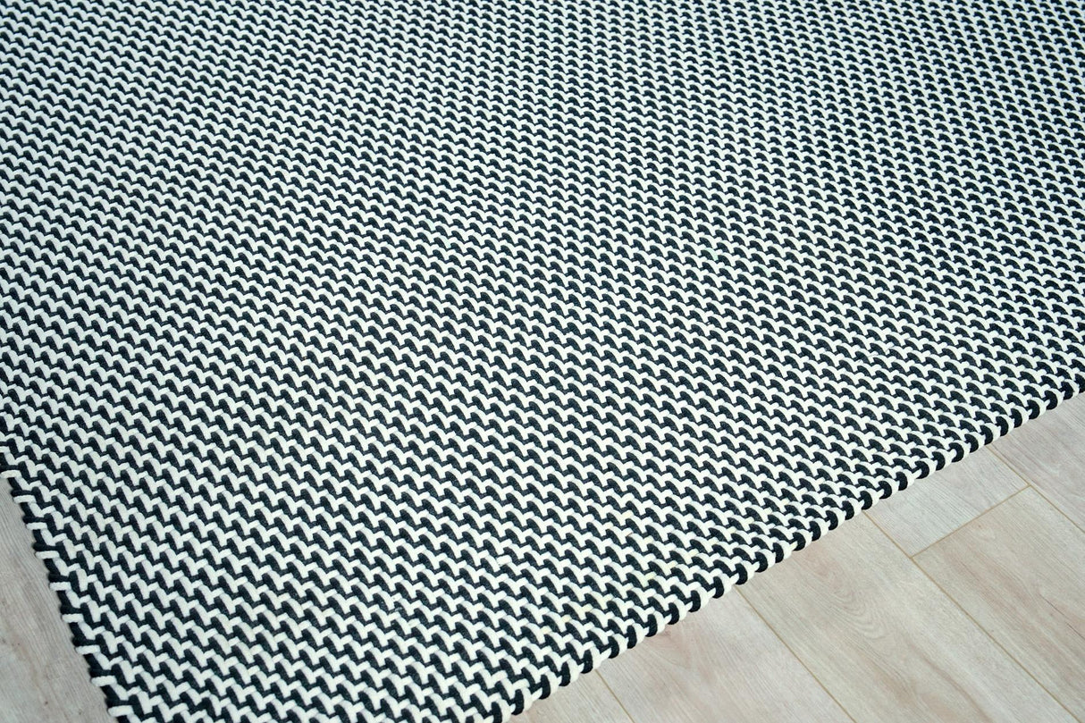 Exquisite Rugs Harbor Indoor/Outdoor Handwoven Polypropylene 6043 White/Black 9' x 12' Area Rug