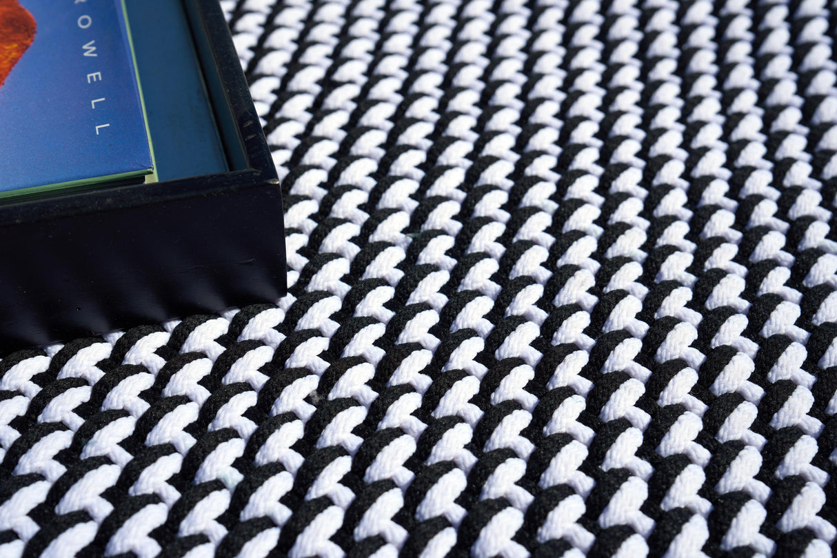 Exquisite Rugs Harbor Indoor/Outdoor Handwoven Polypropylene 6043 White/Black 9' x 12' Area Rug