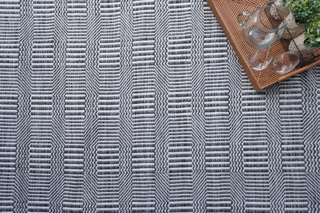 Exquisite Naples Indoor/Outdoor Flatweave PET yarn Ivory/Black Area Rug 4.0'X6.0' Rug