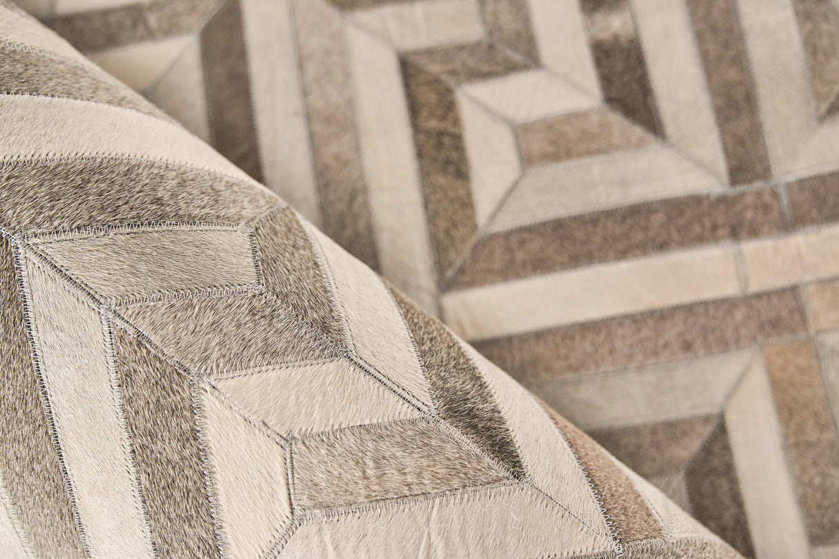 Exquisite Rugs Natural Hide Hand-stitched Leather Hide 2008 Gray/Ivory 5' x 8' Area Rug