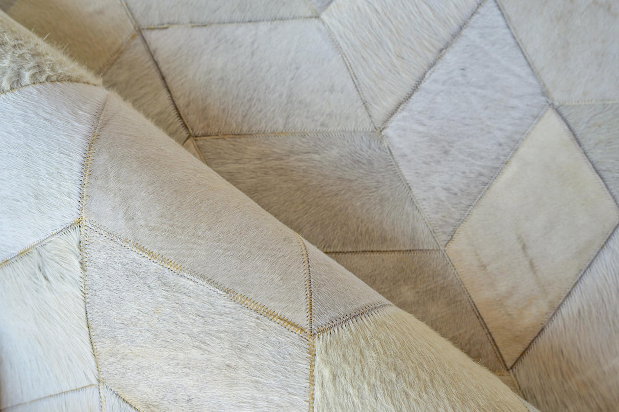 Exquisite Rugs Natural Hide Hand-stitched Leather Hide 3303 Ivory 5' x 8' Area Rug