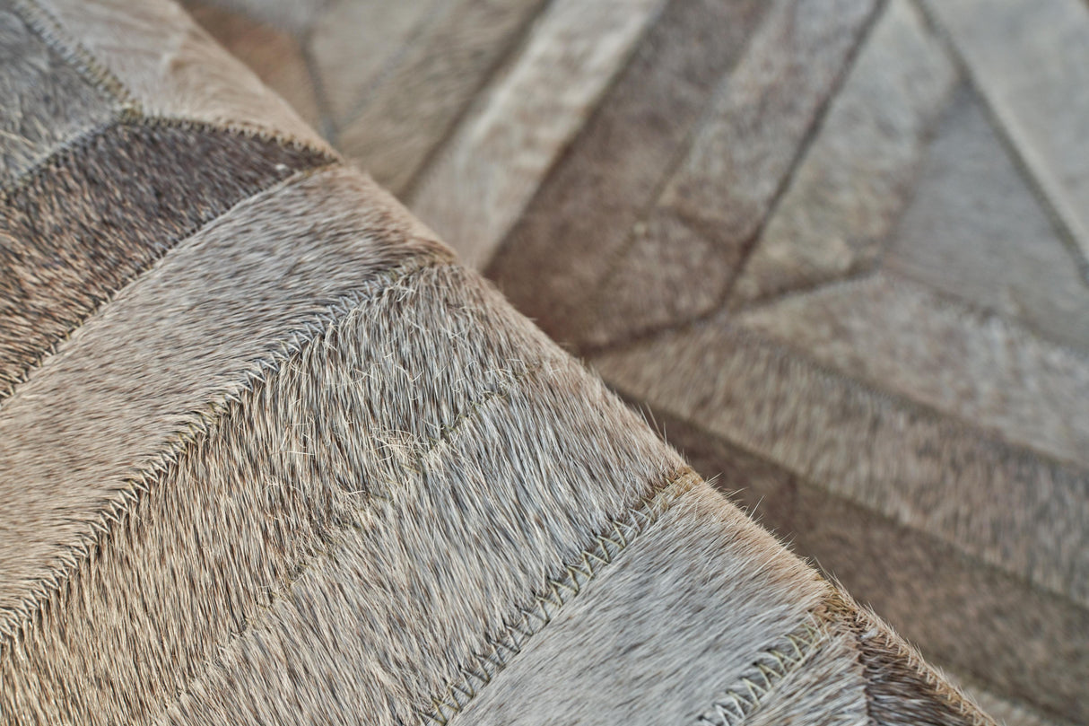 Exquisite Rugs Natural Hide Hand-stitched Leather Hide 3361 Silver 5' x 8' Area Rug