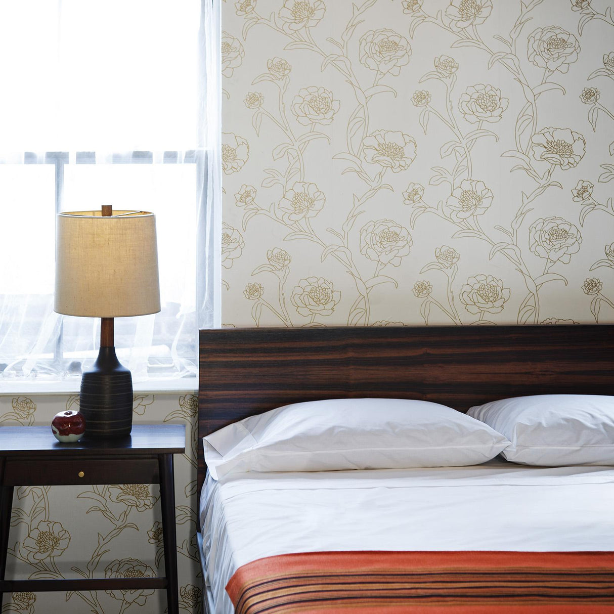 DecoratorsBest Delicate Peony Ivory and Metallic Gold Peel and Stick Wallpaper, 28 sq. ft.