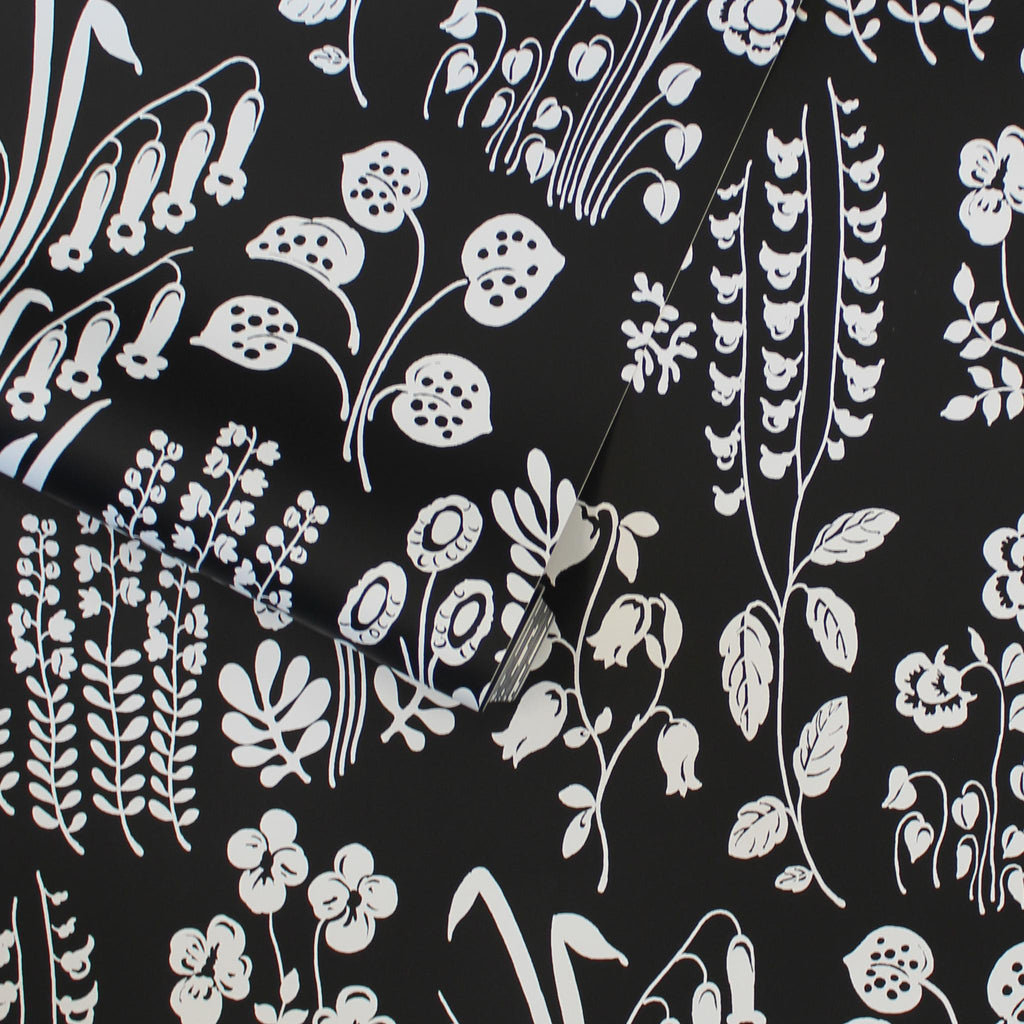 DecoratorsBest Wildflowers by The Novogratz Black and White Peel and Stick Wallpaper, 28 sq. ft.