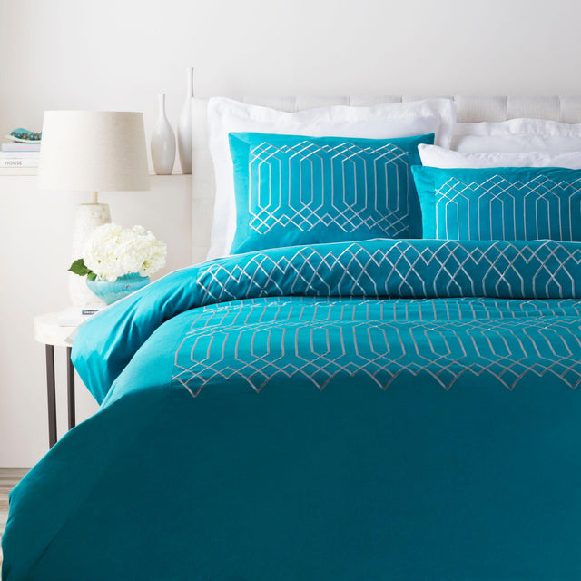 Surya Plaza PLZ-4002 68"W x 86"L,20"H x 26"W Bedding
