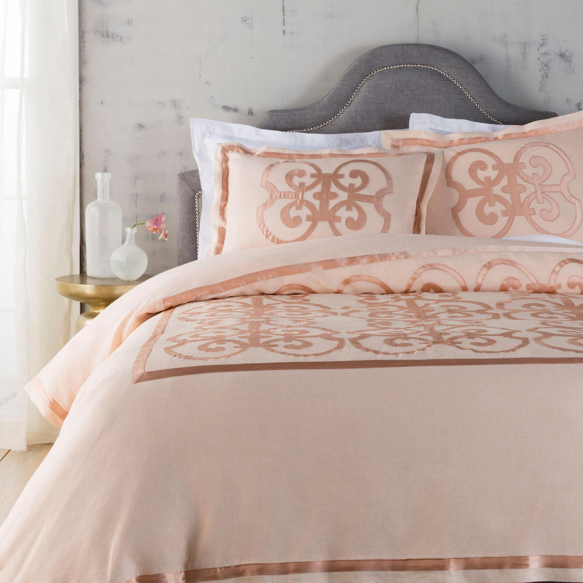 Surya Versaille VER-6001 88"W x 92"L; 26"W x 20"L Bedding