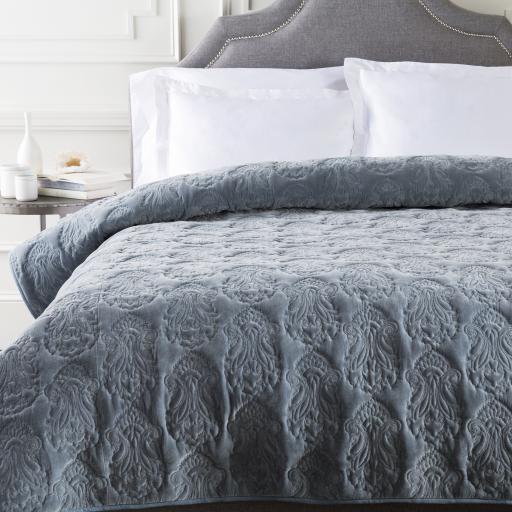 Surya Vienna VIE-2000 88"W x 92"L Bedding