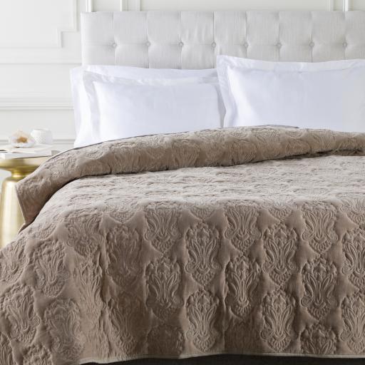 Surya Vienna VIE-2002 88"W x 92"L Bedding
