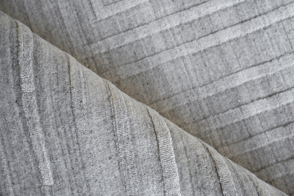 Exquisite Rugs Castelli Handloomed Bamboo Silk and New Zealand Wool 5627 Light Gray 12' x 15' Area Rug