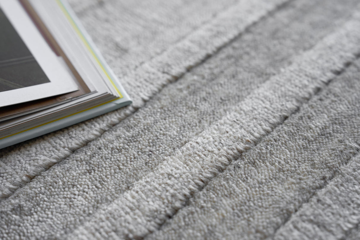 Exquisite Rugs Castelli Handloomed Bamboo Silk and New Zealand Wool 5627 Light Gray 12' x 15' Area Rug