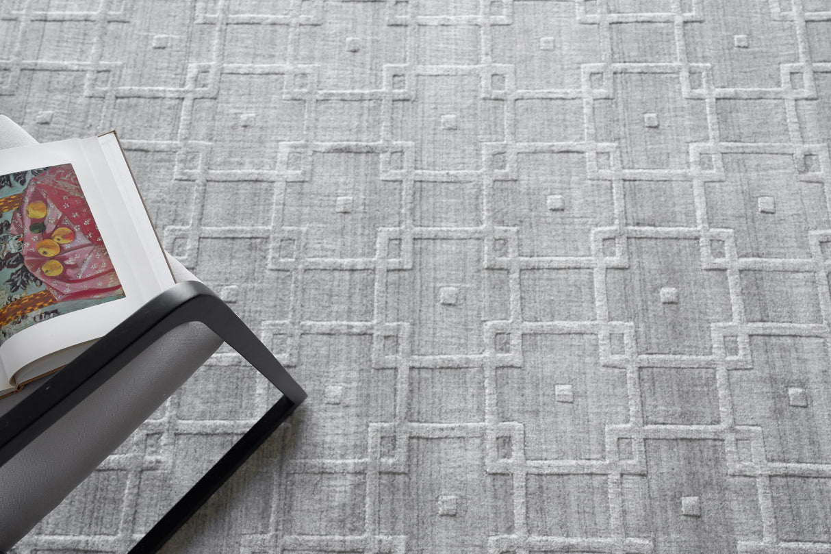 Exquisite Rugs Castelli Handloomed Bamboo Silk and New Zealand Wool 5628 Light Silver 10' x 14' Area Rug