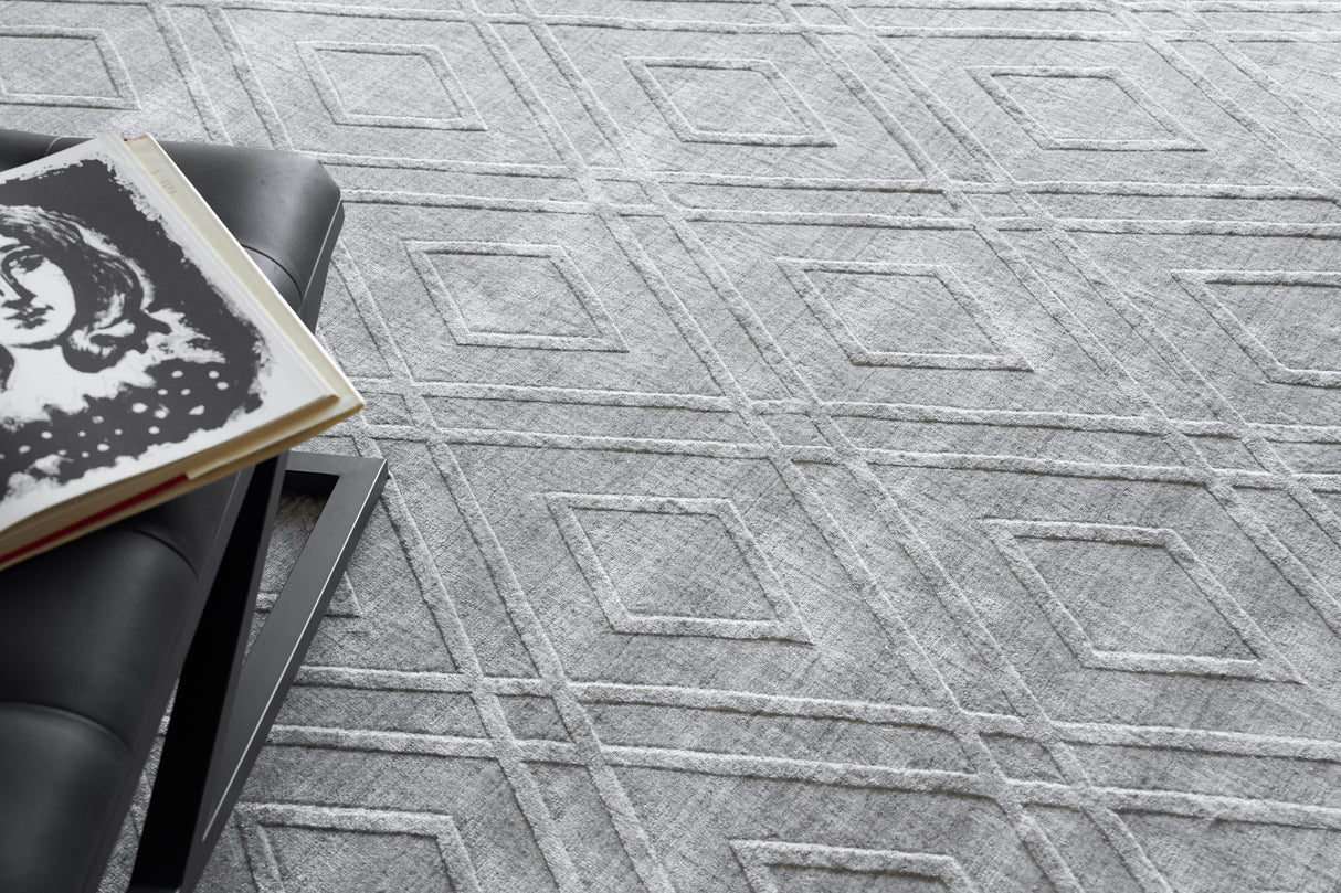 Exquisite Rugs Castelli Handloomed Bamboo Silk and New Zealand Wool 5629 Light Silver 8' x 10' Area Rug