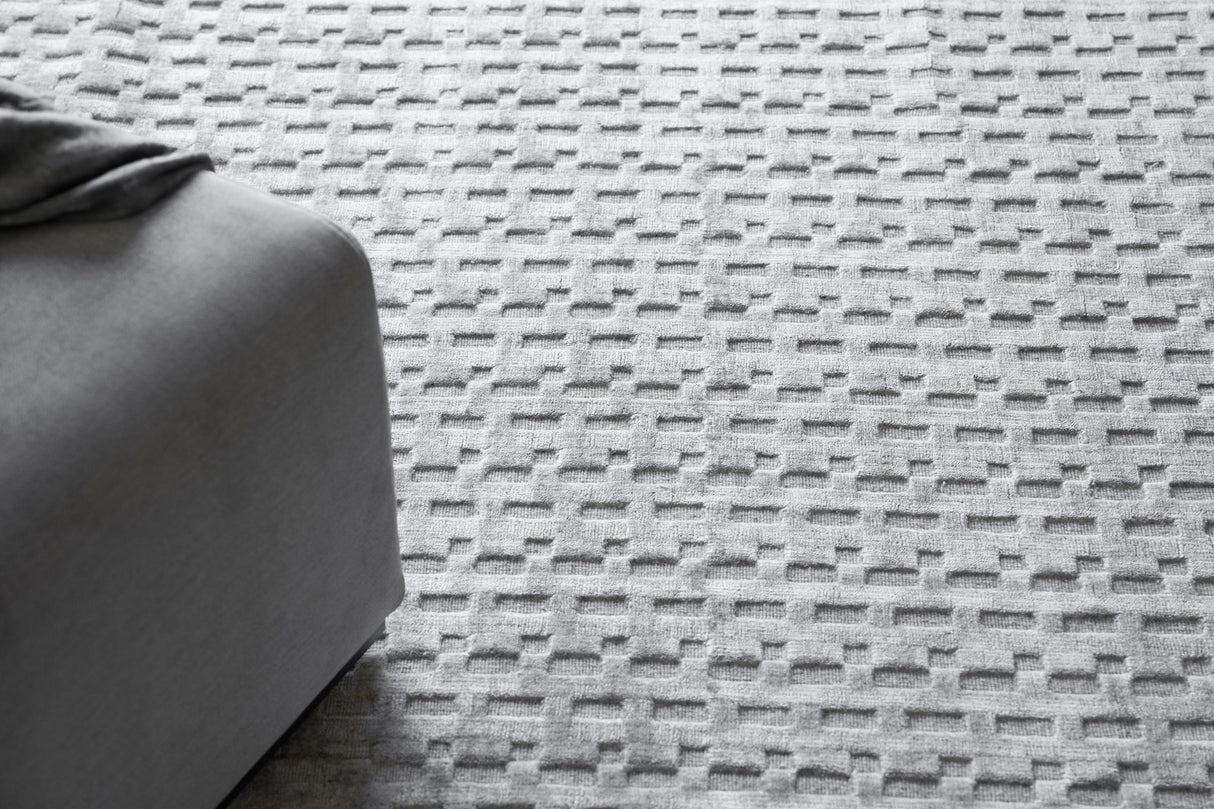 Exquisite Rugs Monroe Silk Handloomed Bamboo Silk and New Zealand Wool 5625 Light Silver 8' x 10' Area Rug
