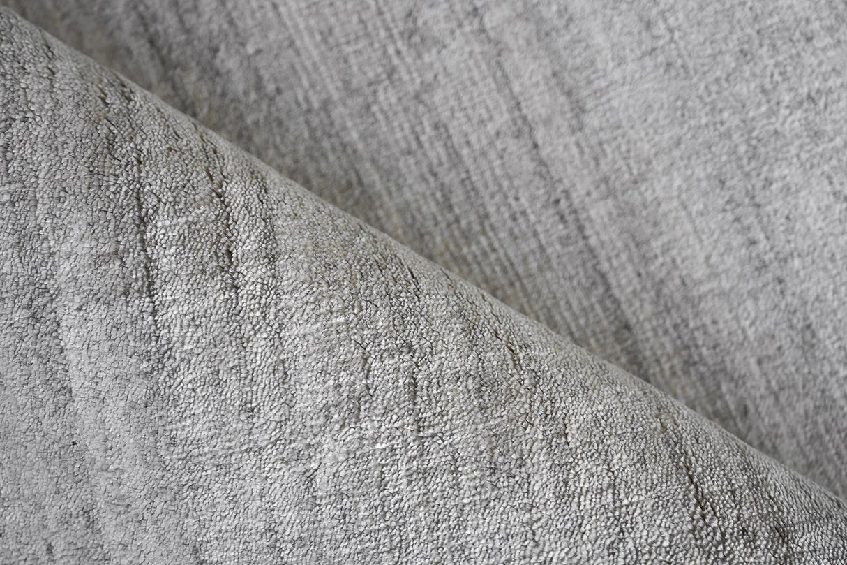 Exquisite Rugs Sanctuary Handloomed Bamboo Silk and New Zealand Wool 5623 Light Silver 8' x 10' Area Rug