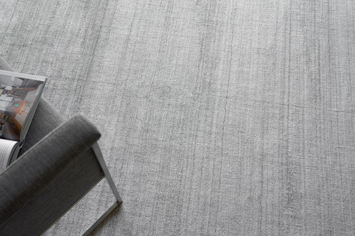 Exquisite Rugs Sanctuary Handloomed Bamboo Silk and New Zealand Wool 5623 Light Silver 8' x 10' Area Rug