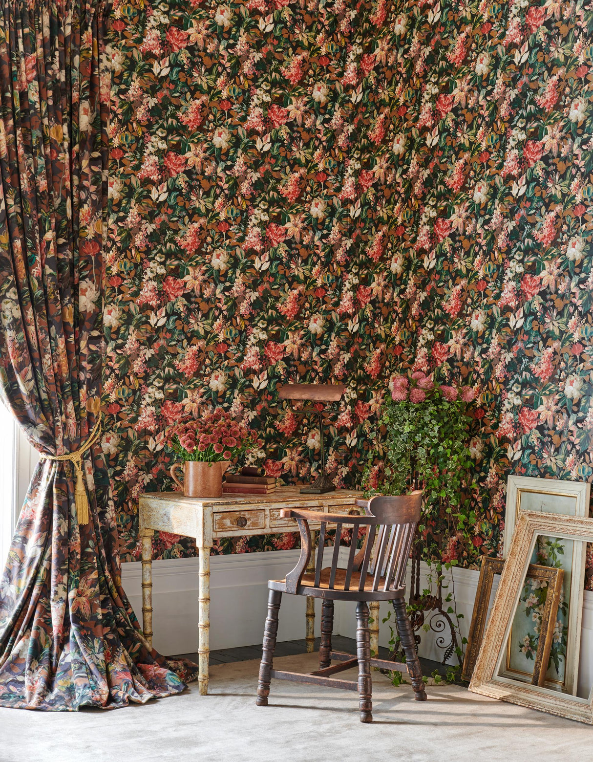 Clarke & Clarke LILUM RUSSET NOIR WP Wallpaper