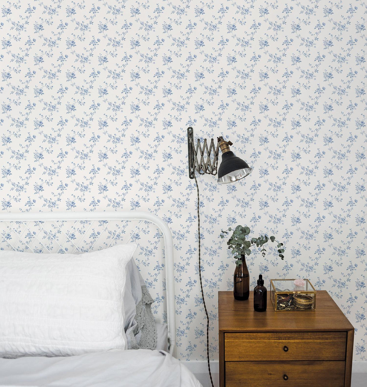 Galerie Medium rose trail Blue Wallpaper