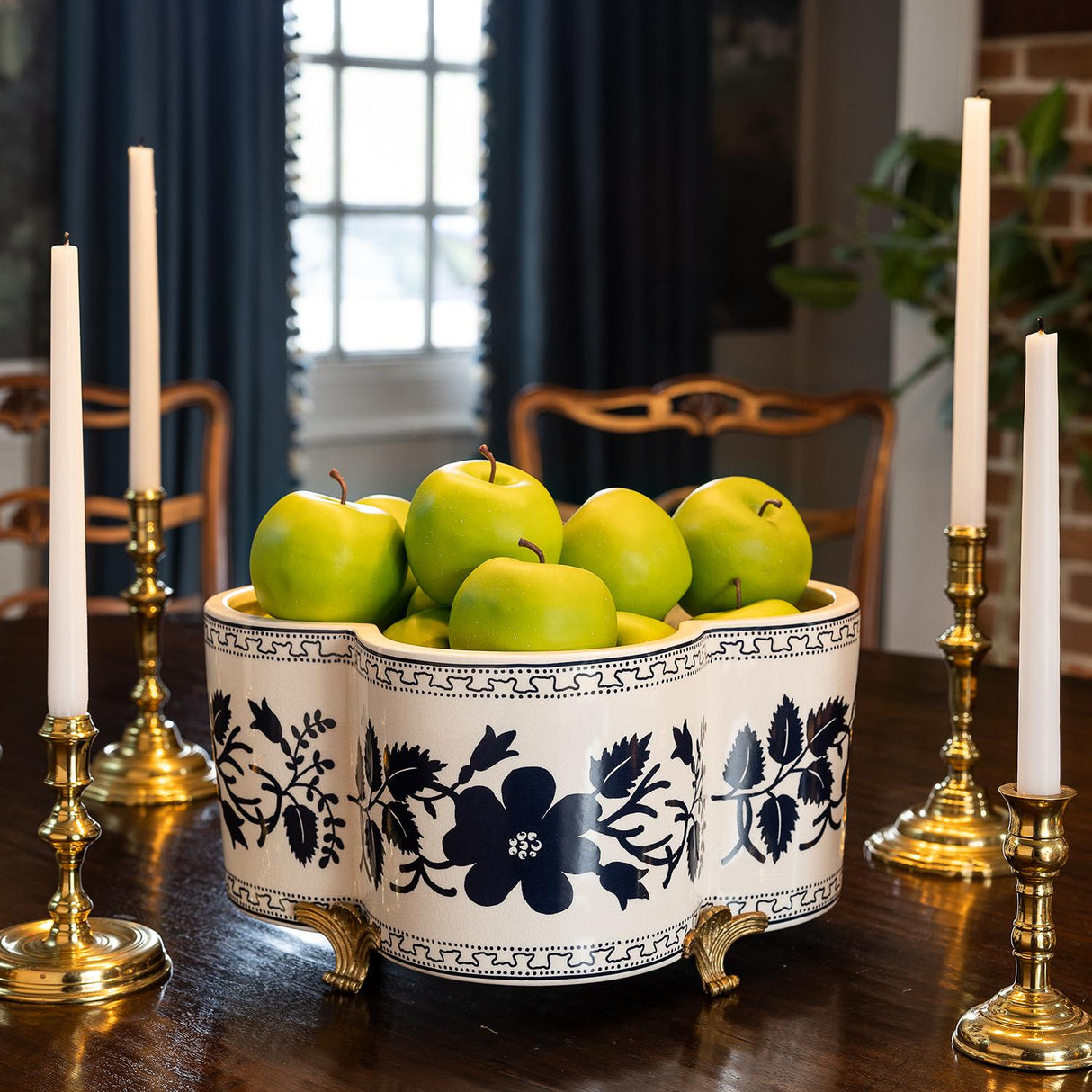 Williamsburg Breckenridge Cream/Navy Planter