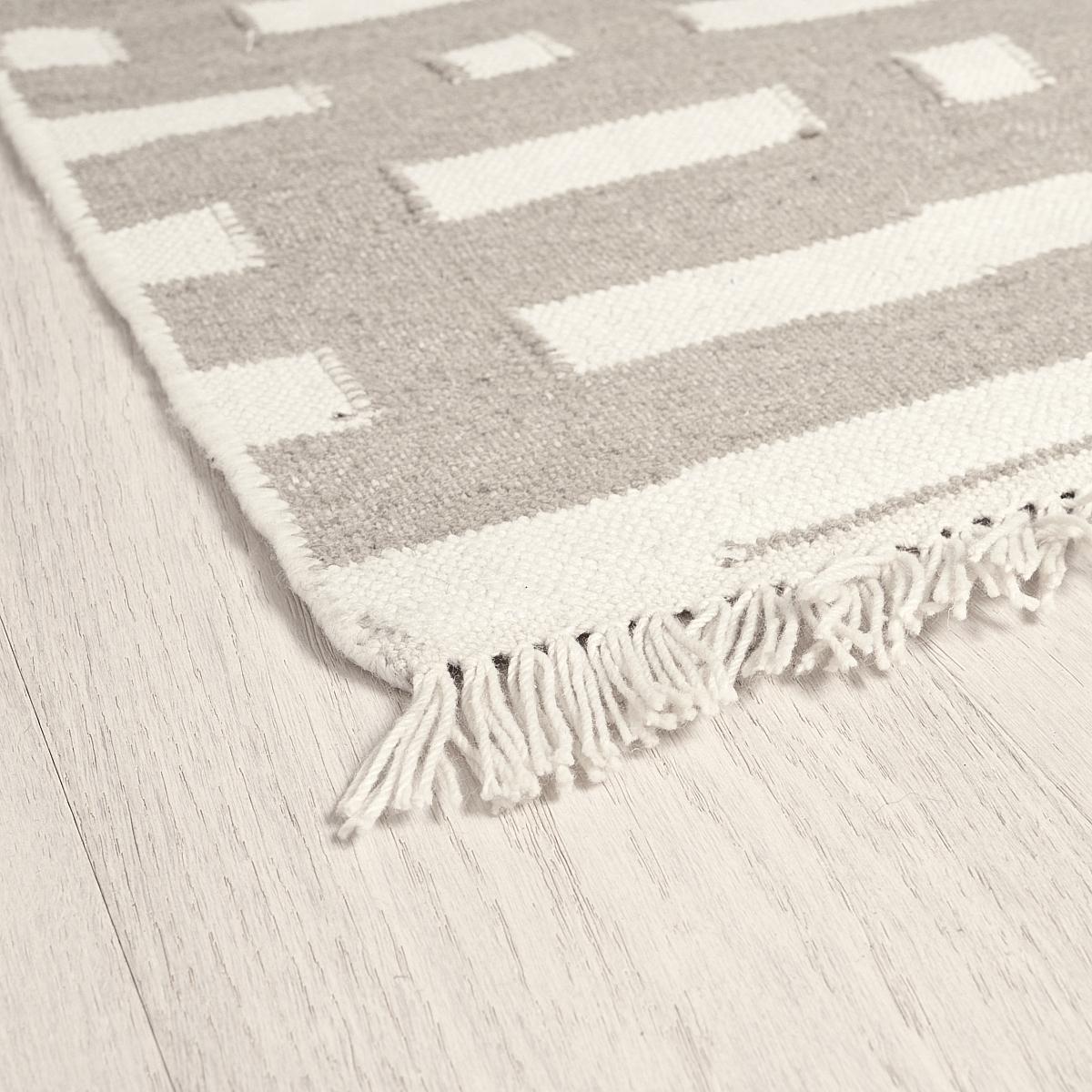 Schumacher Stone 1.25' x 0.92' Abstract Ikat Indoor/Outdoor Rug