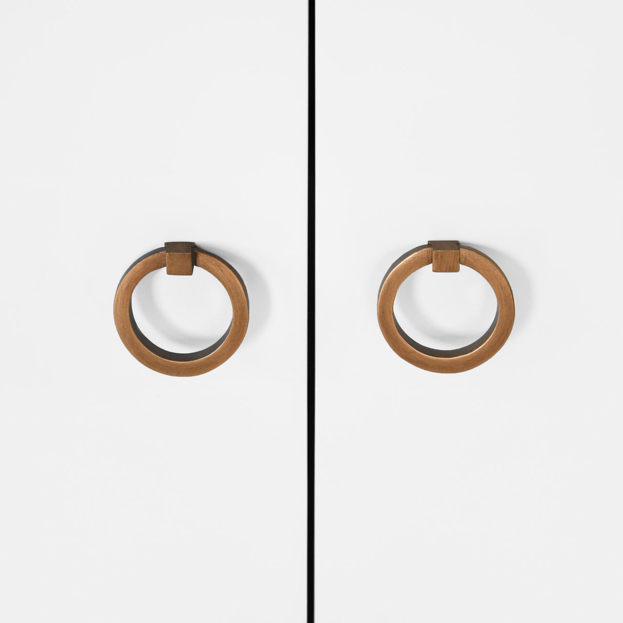 Worlds Away Bath Vanity With Scallop Detail In Matte White Lacquer With White Marble Top And Porcelain Sink