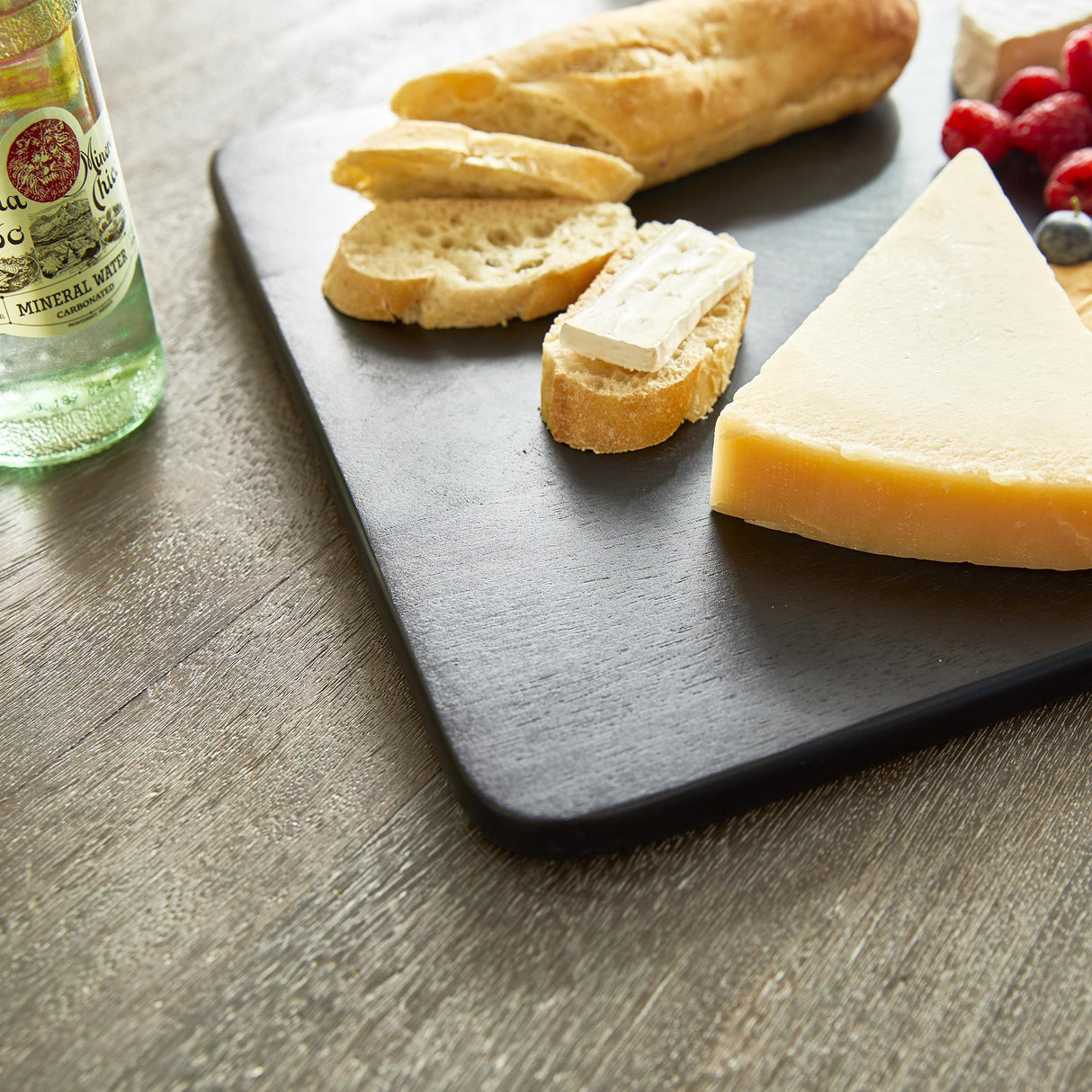 Napa Black NOX SERVING BOARD MEDIUM