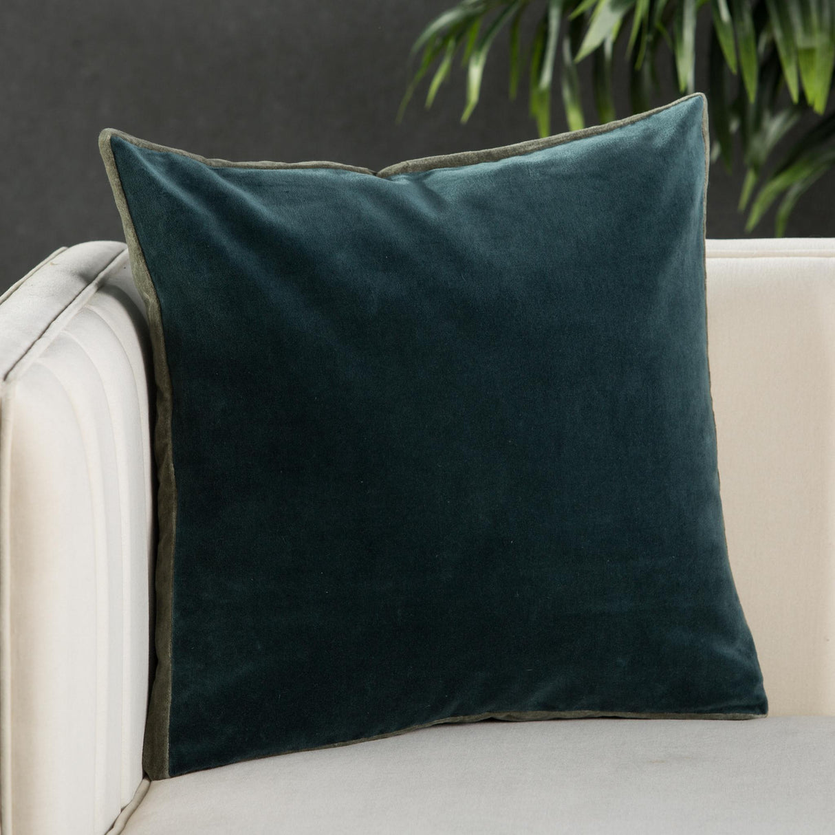 Jaipur Living Emerson Bryn Solid Teal / Gray 18" x 18" Pillow