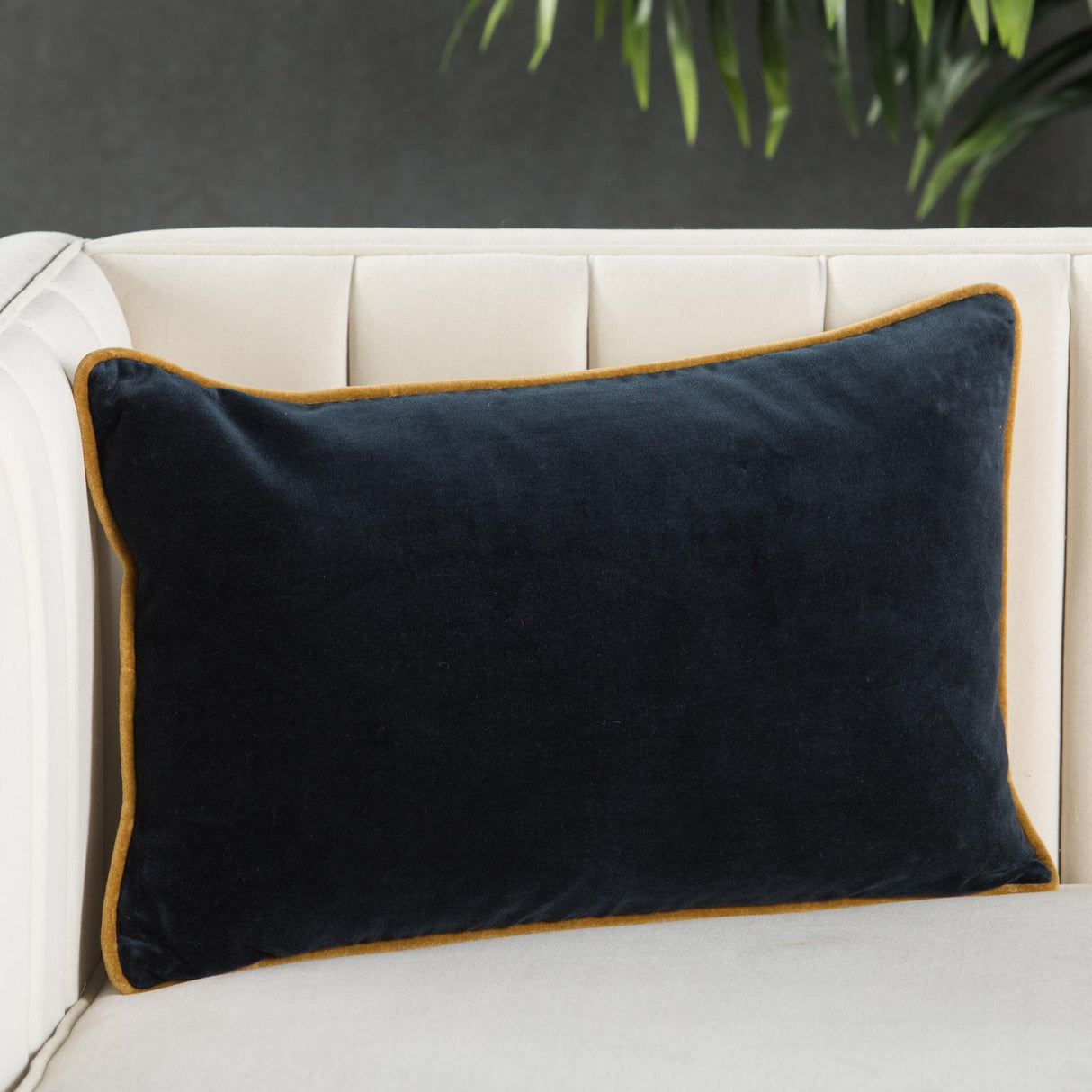 Jaipur Living Emerson Lyla Solid Navy / Cream 13" x 21" Pillow
